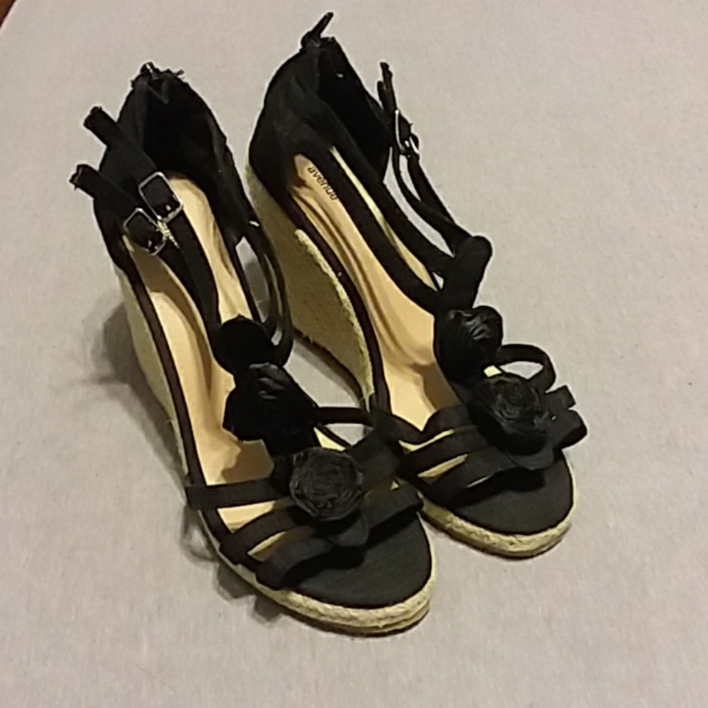 Black wedges